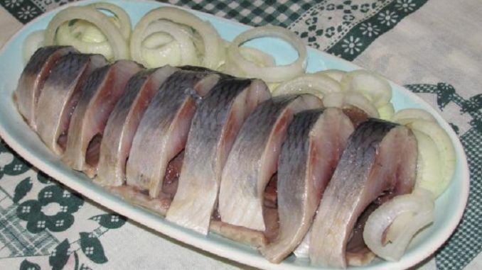 kak_sdelat_seledku_potryasayushhe_vkusnoj_s_pomoshhyu_trex_lozhek_myoda_unikalnyj__marinad_kotoryj_dovedet_rybu_do_gotovnosti_za_2_chasa__topvkusniashki_ru (2)