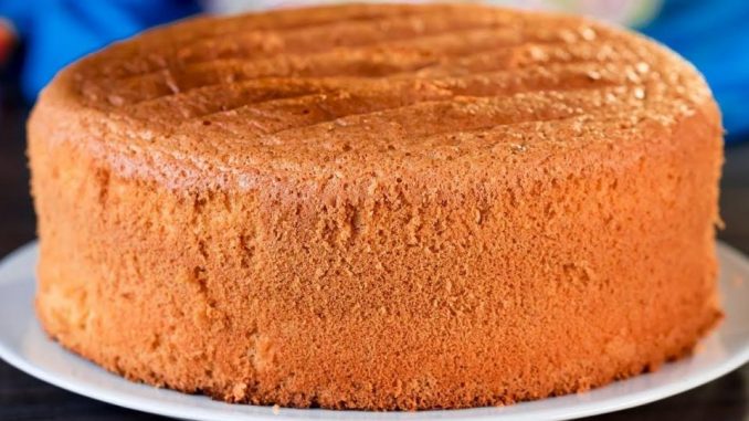 Pechu-biskvit-bez-jaiec-na-okropi